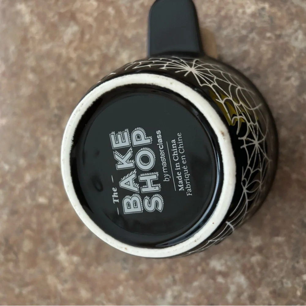 Black Spiderweb Measuring Cups by Bakeshop - Picture 4 of 4